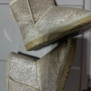 Close to New Sparkly Gold Glitter Sherpa Boots Sz 4 toddlers
